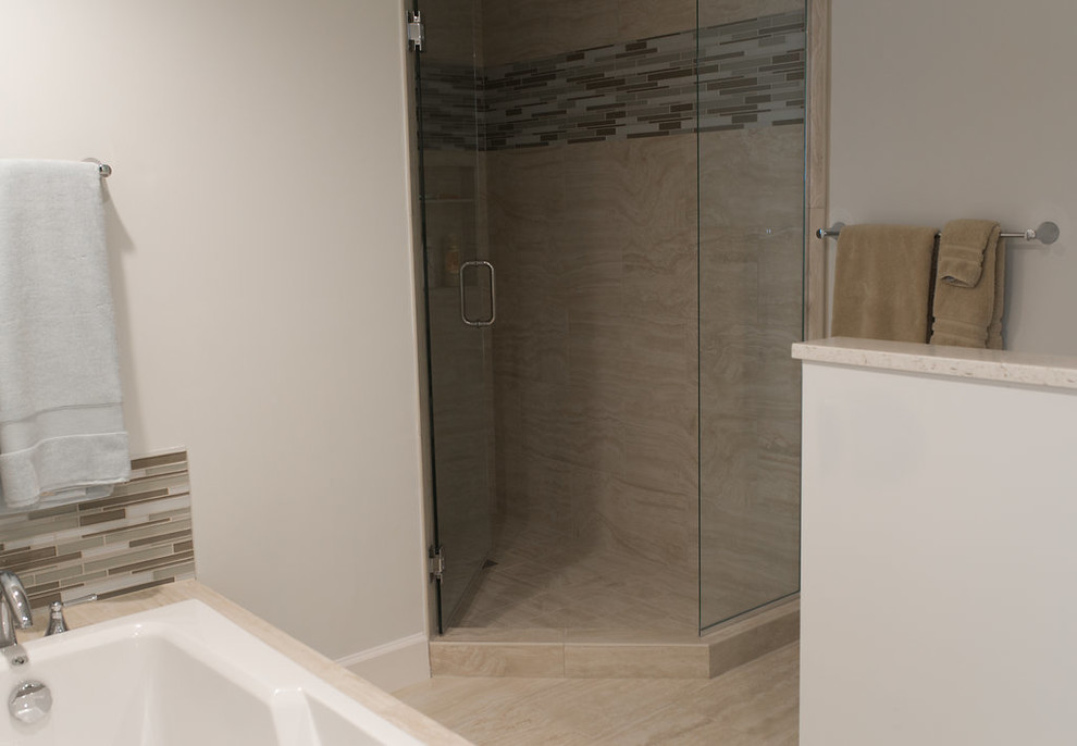 Foto di una piccola stanza da bagno chic con doccia ad angolo, piastrelle in gres porcellanato, pavimento in gres porcellanato e porta doccia a battente