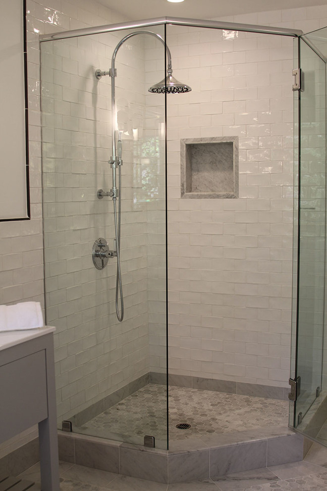 Idee per una stanza da bagno padronale chic di medie dimensioni con ante grigie, doccia ad angolo, piastrelle bianche, pareti bianche, lavabo integrato, ante lisce, piastrelle diamantate e top in superficie solida