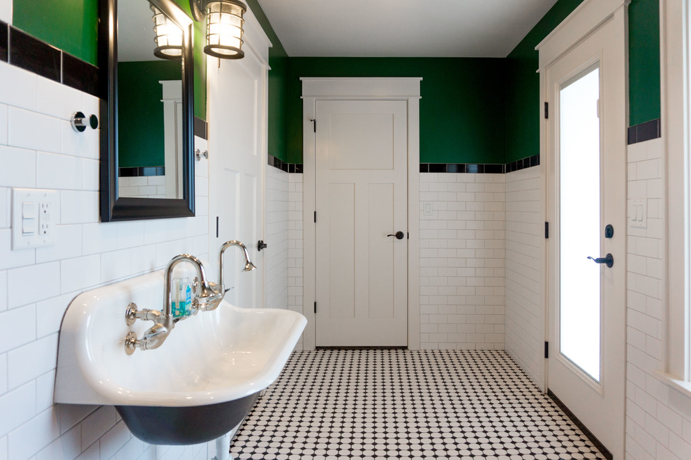 Großes Klassisches Duschbad mit Duschnische, Toilette mit Aufsatzspülkasten, schwarz-weißen Fliesen, Keramikfliesen, grüner Wandfarbe, Keramikboden und Wandwaschbecken in Boise