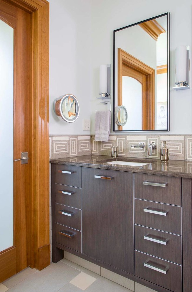 Esempio di una stanza da bagno tradizionale con ante lisce, ante in legno bruno, piastrelle multicolore e pareti bianche