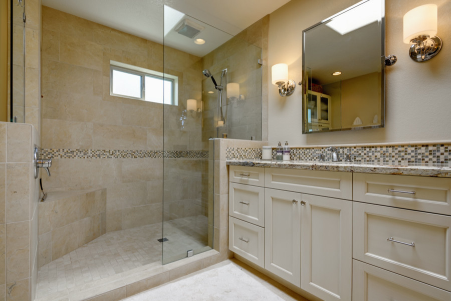 Cette image montre une grande salle de bain principale design avec un placard à porte shaker, des portes de placard beiges, un lavabo encastré, un plan de toilette en granite, une douche ouverte, un carrelage beige, mosaïque, un mur beige et un sol en carrelage de céramique.