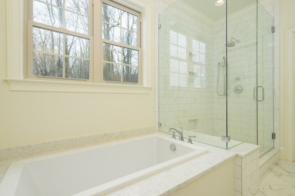 Esempio di una stanza da bagno padronale classica di medie dimensioni con vasca da incasso, doccia ad angolo, piastrelle bianche, piastrelle diamantate, pareti bianche, pavimento in marmo, pavimento bianco e porta doccia a battente