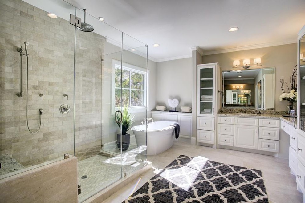 Idéer för stora vintage grått en-suite badrum, med luckor med infälld panel, vita skåp, ett fristående badkar, en dubbeldusch, grå kakel, stenkakel, grå väggar, travertin golv, ett undermonterad handfat, granitbänkskiva, grått golv och dusch med gångjärnsdörr