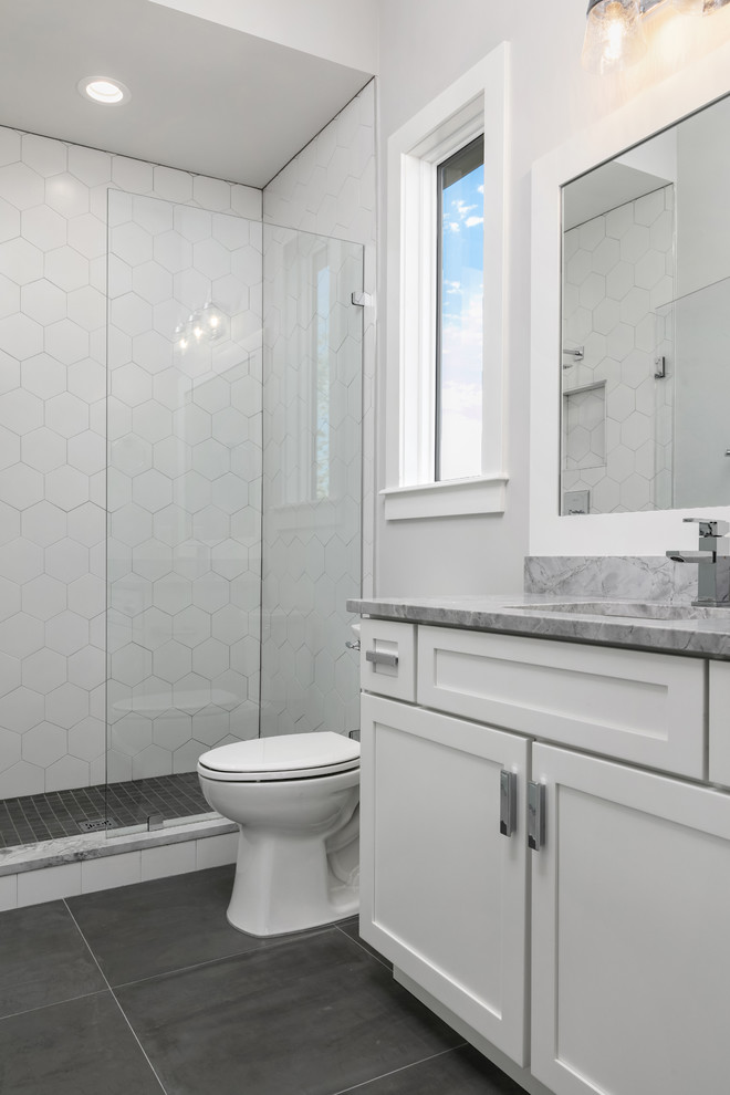 Пример оригинального дизайна: маленькая ванная комната в стиле неоклассика (современная классика) с фасадами в стиле шейкер, белыми фасадами, душем в нише, раздельным унитазом, белой плиткой, серыми стенами, полом из керамогранита, душевой кабиной, врезной раковиной, мраморной столешницей, серым полом, серой столешницей и душем с распашными дверями для на участке и в саду