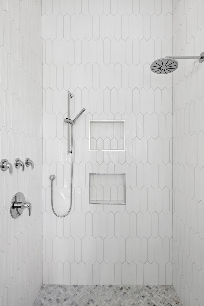 Стильный дизайн: главная ванная комната среднего размера в стиле неоклассика (современная классика) с фасадами в стиле шейкер, серыми фасадами, отдельно стоящей ванной, угловым душем, раздельным унитазом, серыми стенами, врезной раковиной, серым полом, душем с распашными дверями, белой столешницей, белой плиткой, мраморным полом и столешницей из искусственного кварца - последний тренд