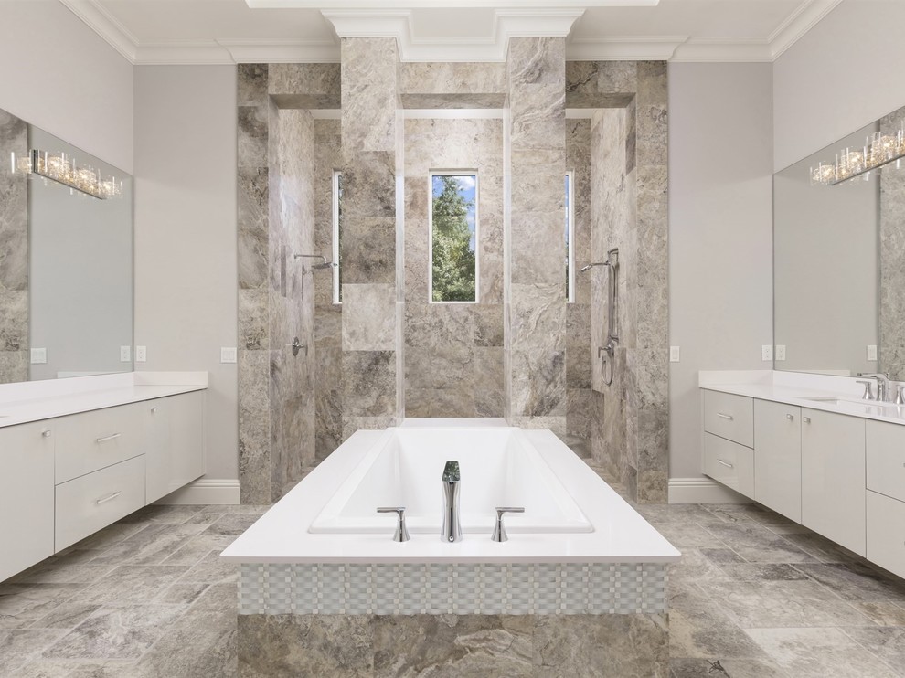 Modern inredning av ett mellanstort en-suite badrum, med släta luckor, ett platsbyggt badkar, en dubbeldusch, beige väggar, ett undermonterad handfat, med dusch som är öppen, grå skåp, grå kakel, travertinkakel, travertin golv och grått golv