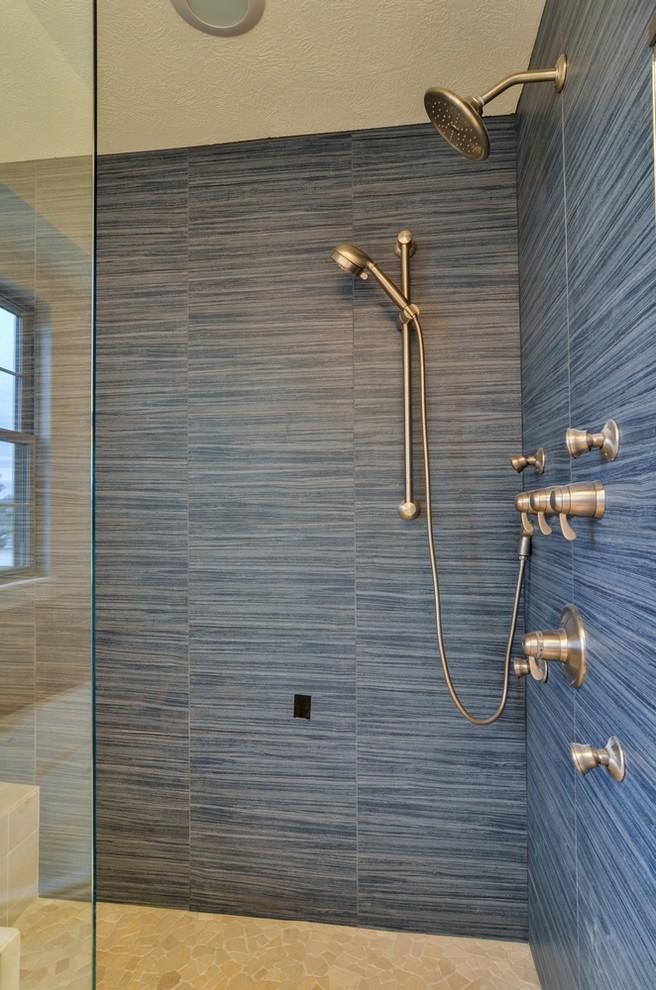 Пример оригинального дизайна: ванная комната в стиле неоклассика (современная классика) с накладной ванной и душем в нише