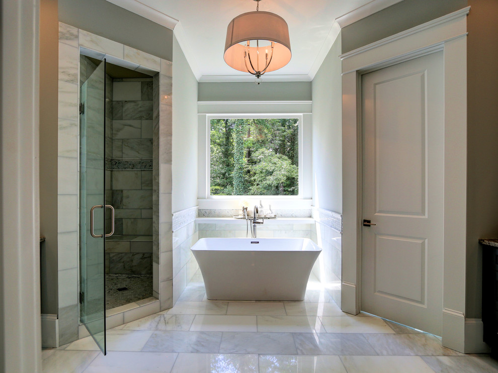 Esempio di una stanza da bagno padronale chic di medie dimensioni con vasca freestanding, doccia alcova, piastrelle grigie, piastrelle multicolore, piastrelle bianche, piastrelle in pietra, pareti grigie e pavimento in marmo