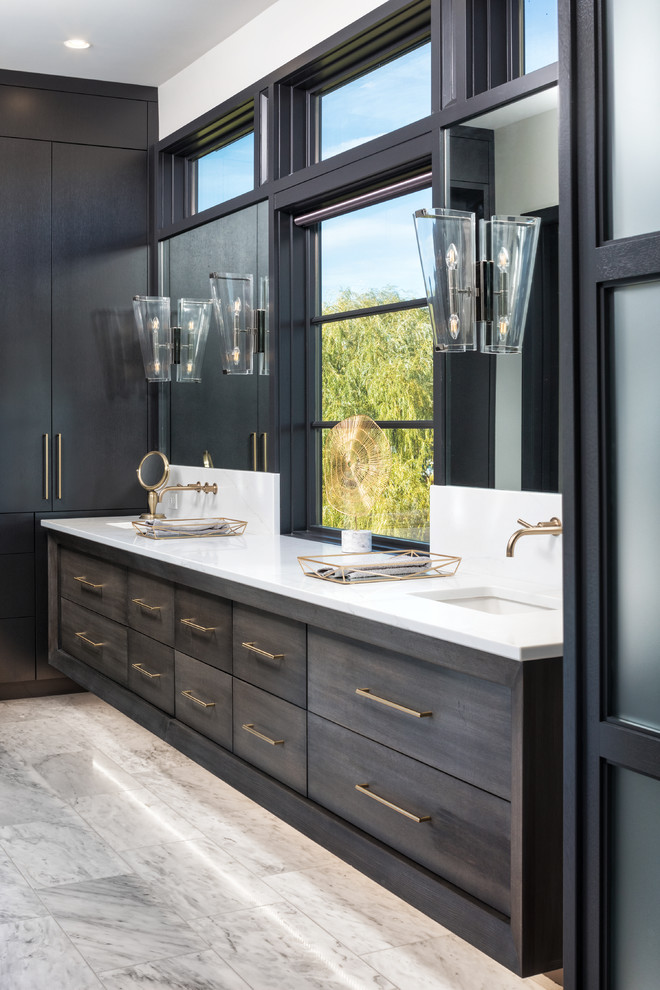 Modelo de cuarto de baño contemporáneo con armarios con paneles lisos, puertas de armario grises, paredes blancas, lavabo bajoencimera, suelo blanco y encimeras blancas