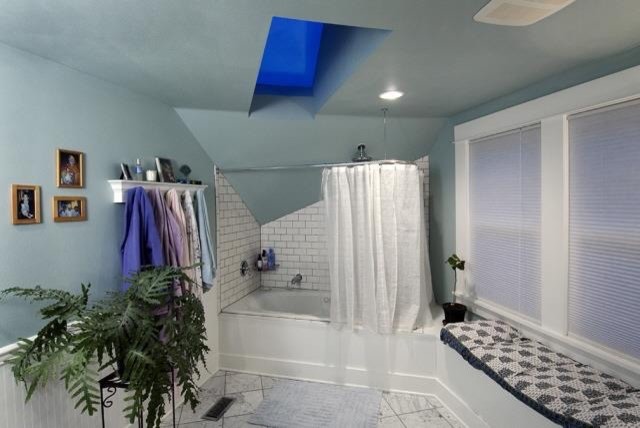 Immagine di una grande stanza da bagno chic con vasca ad alcova, vasca/doccia, WC a due pezzi, piastrelle bianche, piastrelle diamantate, pareti verdi, pavimento in marmo e lavabo a colonna