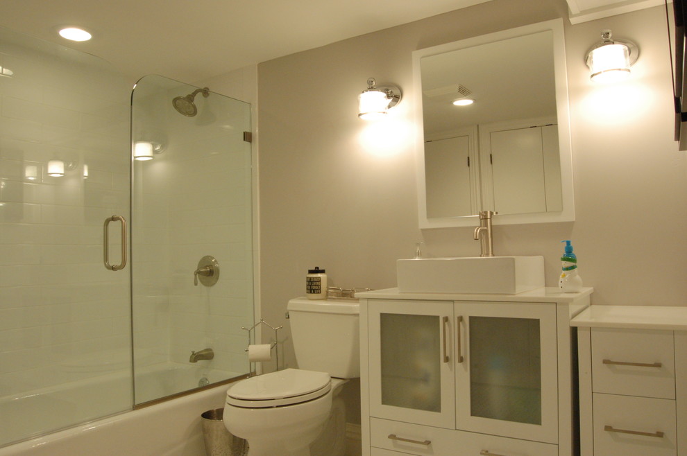 Modelo de cuarto de baño tradicional renovado pequeño con armarios con paneles lisos, puertas de armario blancas, baldosas y/o azulejos blancos y baldosas y/o azulejos de cerámica