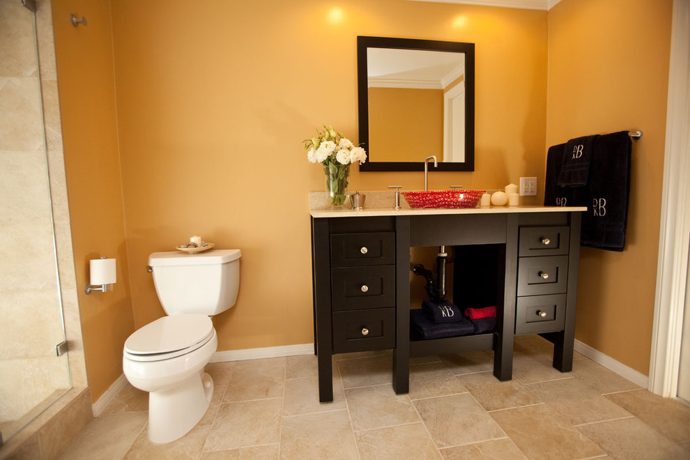 Foto de cuarto de baño clásico renovado con lavabo sobreencimera, armarios abiertos, puertas de armario de madera en tonos medios, sanitario de dos piezas, paredes amarillas y baldosas y/o azulejos beige