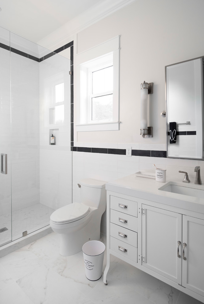 Идея дизайна: маленькая ванная комната в стиле неоклассика (современная классика) с открытыми фасадами, искусственно-состаренными фасадами, открытым душем, унитазом-моноблоком, белой плиткой, керамогранитной плиткой, белыми стенами, полом из керамогранита, душевой кабиной, врезной раковиной, мраморной столешницей, белым полом, душем с распашными дверями и белой столешницей для на участке и в саду