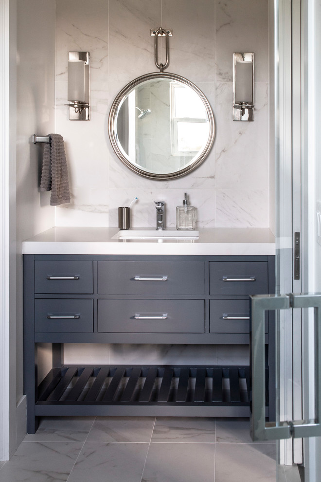 Свежая идея для дизайна: маленькая ванная комната в стиле неоклассика (современная классика) с серыми фасадами, открытым душем, унитазом-моноблоком, белой плиткой, керамогранитной плиткой, белыми стенами, полом из керамогранита, врезной раковиной, столешницей из искусственного кварца, белым полом, душем с распашными дверями, белой столешницей, душевой кабиной и плоскими фасадами для на участке и в саду - отличное фото интерьера