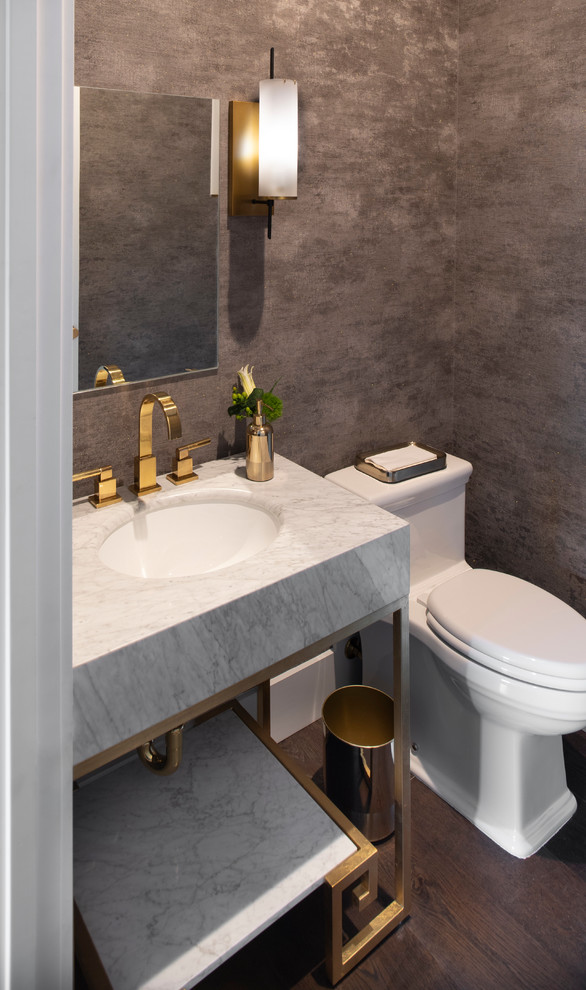 Exempel på ett litet klassiskt vit vitt badrum med dusch, med öppna hyllor, skåp i slitet trä, en bidé, grå väggar, mörkt trägolv, marmorbänkskiva och brunt golv