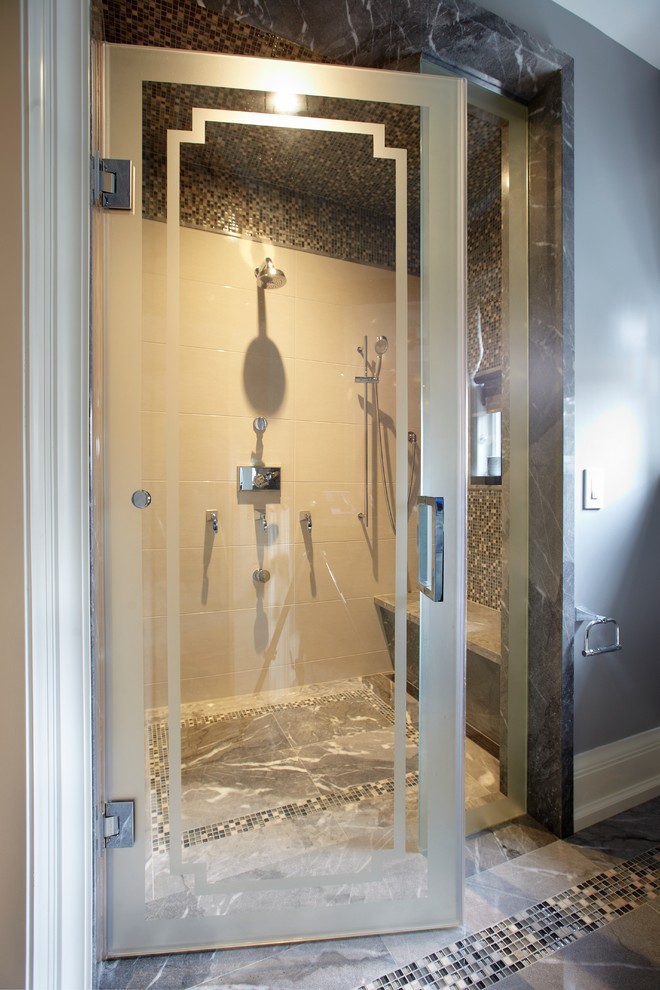 Inredning av ett klassiskt stort en-suite badrum, med ett undermonterad handfat, mosaikgolv, en kantlös dusch och grå väggar