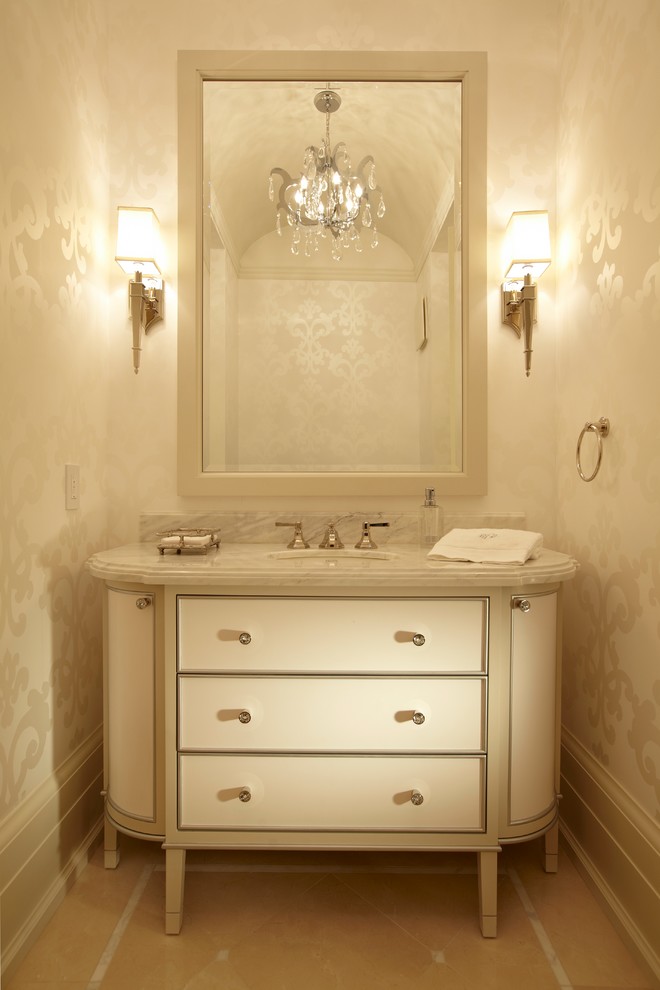 Idee per una stanza da bagno con doccia chic di medie dimensioni con lavabo sottopiano, ante bianche, pareti beige e ante lisce