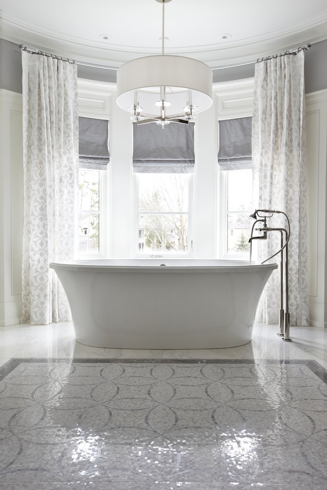 На фото: большая главная ванная комната в стиле неоклассика (современная классика) с отдельно стоящей ванной, серой плиткой, серыми стенами и полом из мозаичной плитки