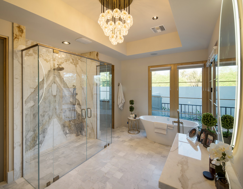 Idee per una stanza da bagno padronale country con vasca freestanding, piastrelle bianche, lastra di pietra, pareti beige e pavimento bianco