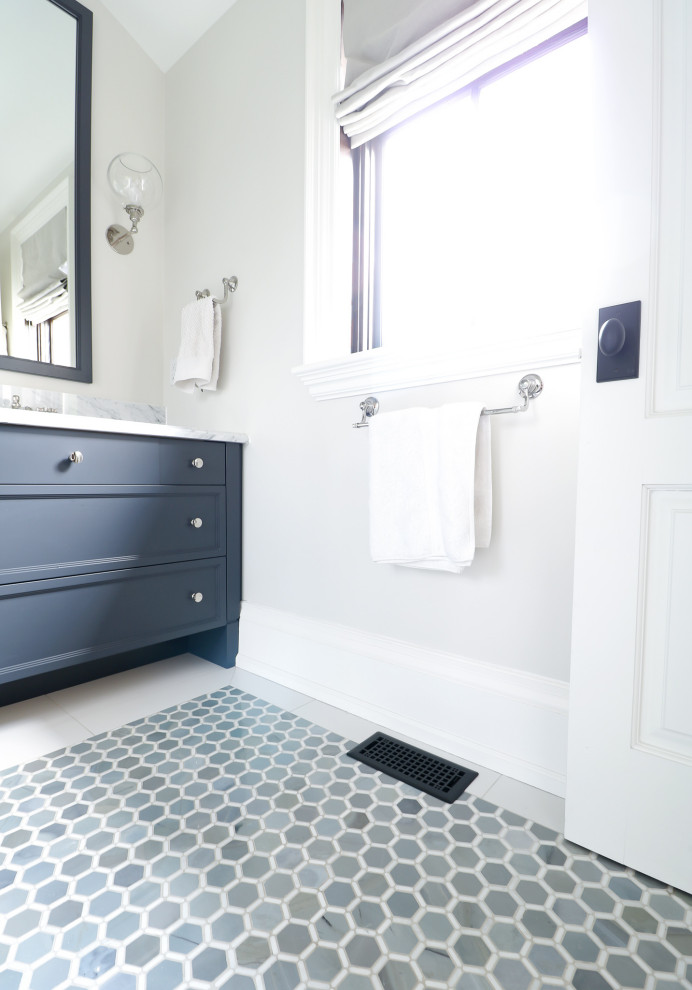 Idéer för mellanstora vintage vitt badrum för barn, med möbel-liknande, blå skåp, blå kakel, marmorkakel, grå väggar, mosaikgolv, ett undermonterad handfat, marmorbänkskiva och blått golv