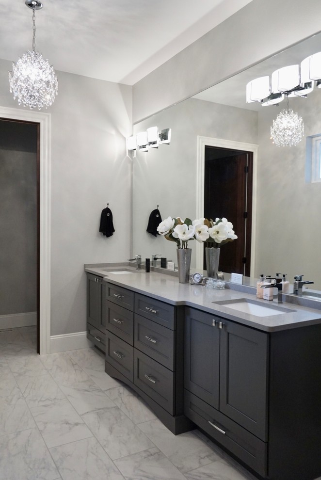 Идея дизайна: большая главная ванная комната в стиле неоклассика (современная классика) с плоскими фасадами, серыми фасадами, душевой комнатой, унитазом-моноблоком, серой плиткой, мраморной плиткой, серыми стенами, мраморным полом, врезной раковиной и столешницей из искусственного кварца