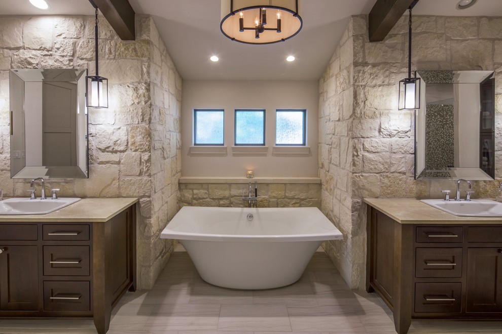Foto di una stanza da bagno padronale country di medie dimensioni con vasca freestanding, doccia alcova, pareti bianche e pavimento con piastrelle in ceramica