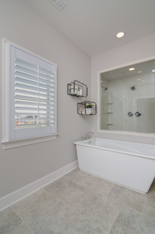 Inspiration för ett mellanstort vintage en-suite badrum, med ett fristående badkar, en dusch i en alkov, grå väggar, klinkergolv i keramik och beiget golv