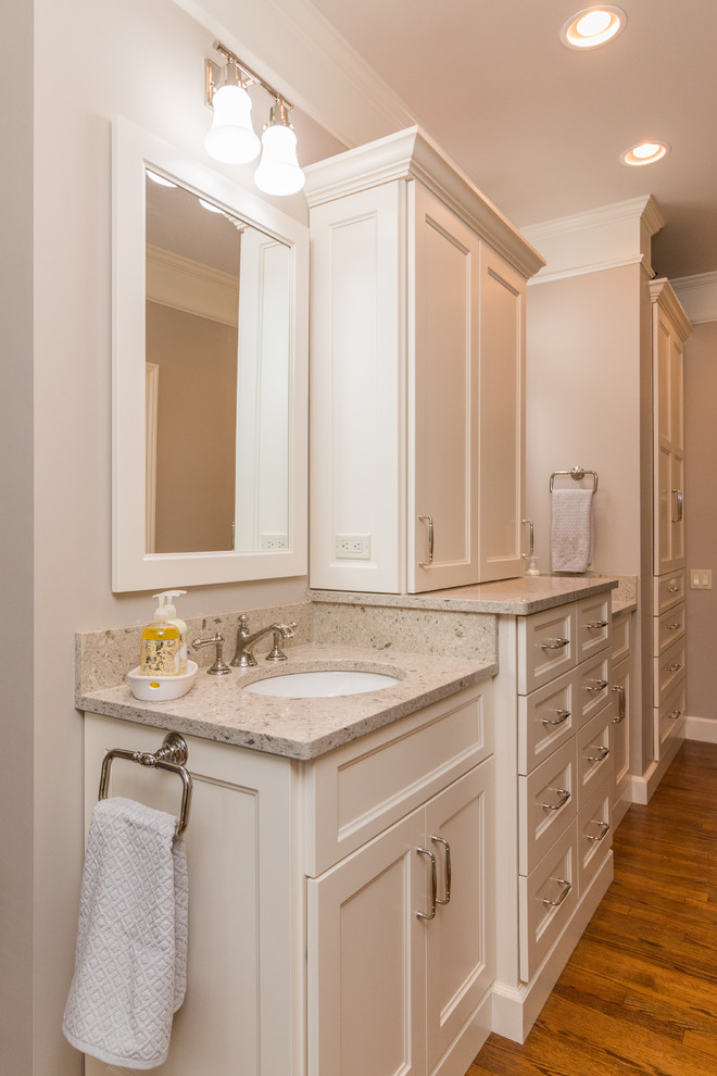 Exempel på ett mellanstort klassiskt en-suite badrum, med ett undermonterad handfat, släta luckor, vita skåp, bänkskiva i kvarts, grå väggar och mellanmörkt trägolv