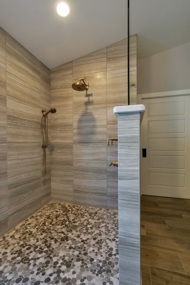 Exempel på ett mellanstort klassiskt en-suite badrum, med luckor med upphöjd panel, grå skåp, en öppen dusch, en toalettstol med hel cisternkåpa, grå kakel, porslinskakel, grå väggar, klinkergolv i småsten, ett nedsänkt handfat, bänkskiva i kvartsit, grått golv och med dusch som är öppen