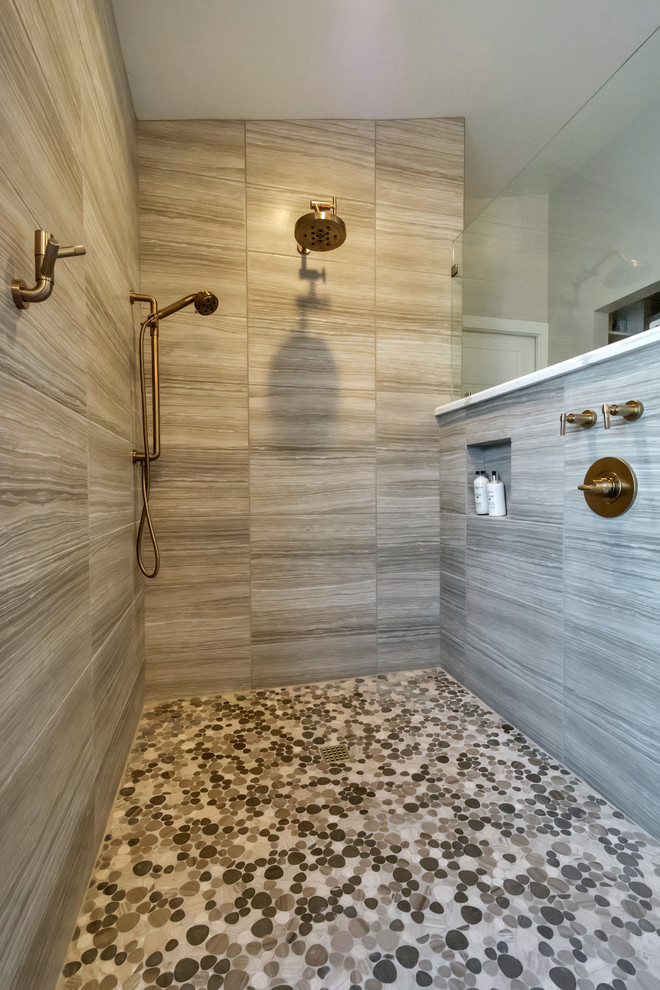 На фото: главная ванная комната среднего размера в стиле неоклассика (современная классика) с фасадами с выступающей филенкой, серыми фасадами, открытым душем, унитазом-моноблоком, серой плиткой, керамогранитной плиткой, серыми стенами, полом из галечной плитки, накладной раковиной, столешницей из кварцита, серым полом и открытым душем