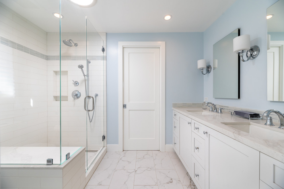 Idée de décoration pour une très grande salle de bain tradition avec un mur blanc, un lavabo encastré, un plan de toilette en quartz modifié et un plan de toilette blanc.