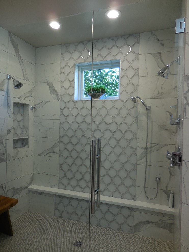 Diseño de cuarto de baño principal tradicional renovado