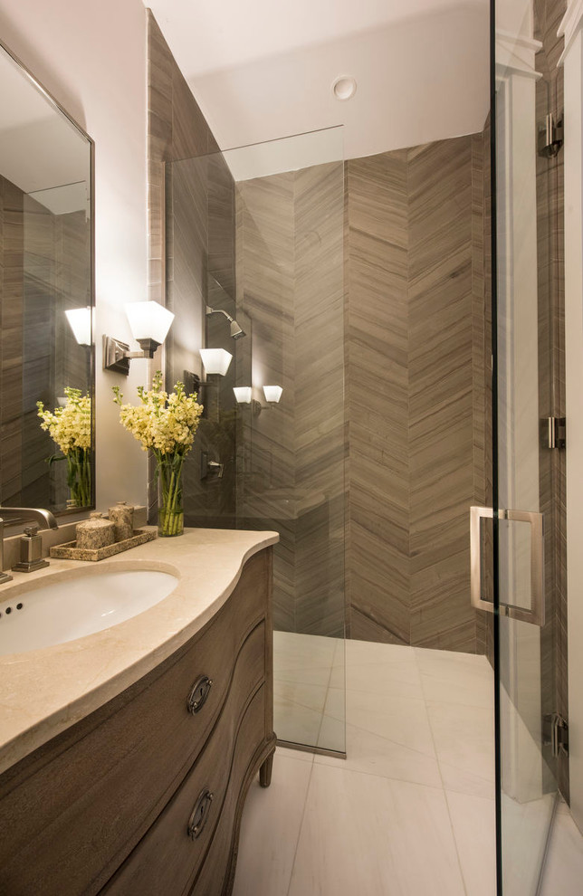 Exempel på ett litet klassiskt badrum med dusch, med möbel-liknande, skåp i slitet trä, en kantlös dusch, en toalettstol med separat cisternkåpa, beige väggar, marmorgolv, ett undermonterad handfat, beige kakel och marmorbänkskiva