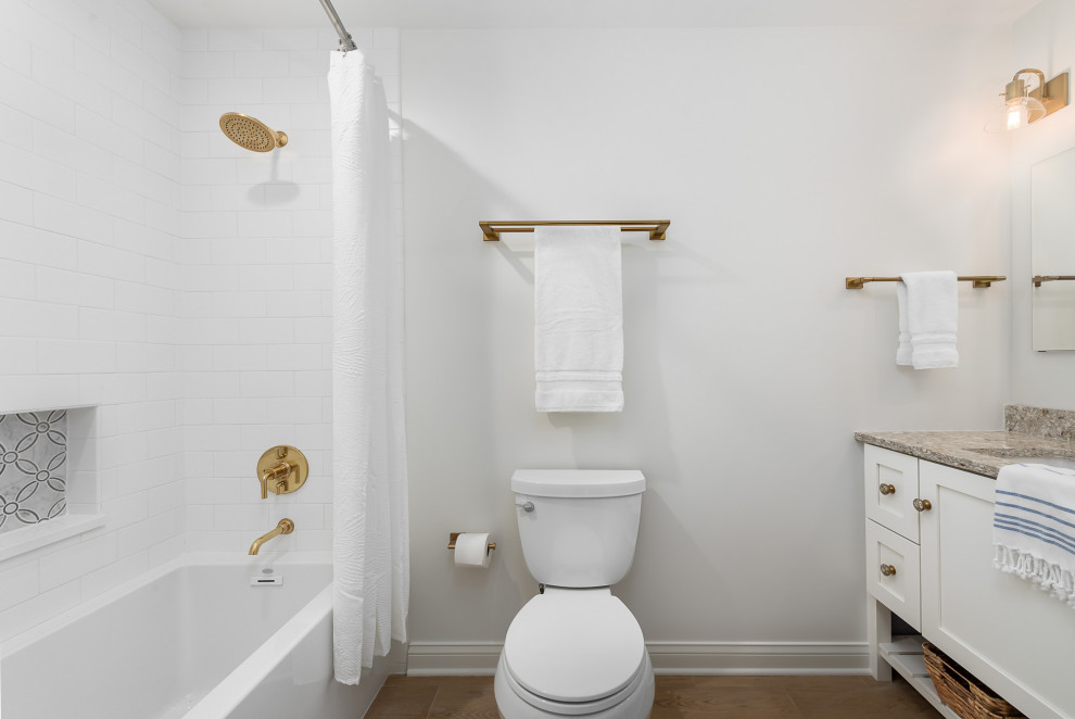 Idéer för ett litet klassiskt flerfärgad badrum för barn, med skåp i shakerstil, vita skåp, ett badkar i en alkov, en dusch/badkar-kombination, en toalettstol med hel cisternkåpa, vit kakel, porslinskakel, vita väggar, klinkergolv i keramik, ett undermonterad handfat, bänkskiva i kvarts, brunt golv och dusch med duschdraperi