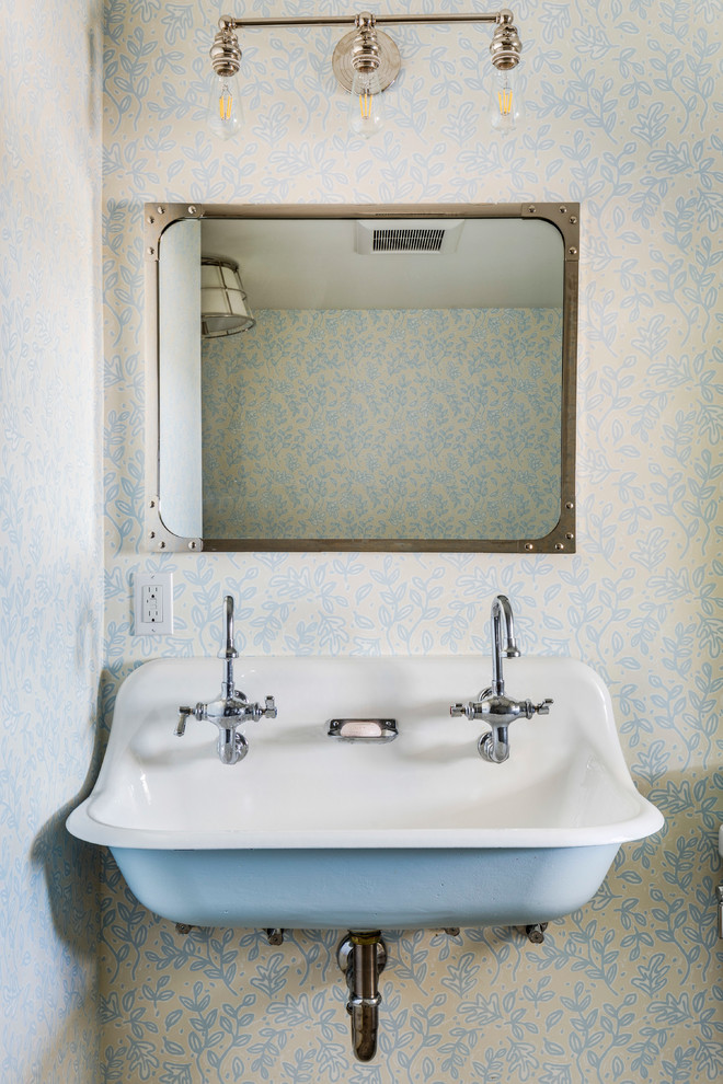 Пример оригинального дизайна: большая ванная комната в морском стиле с серыми фасадами, ванной в нише, душем над ванной, белой плиткой, белыми стенами, душевой кабиной, врезной раковиной, белым полом и душем с раздвижными дверями