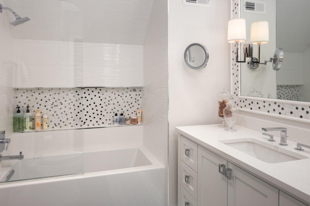 Modelo de cuarto de baño clásico renovado con armarios con paneles empotrados, puertas de armario blancas, bañera empotrada, combinación de ducha y bañera, paredes blancas, lavabo bajoencimera, ducha abierta y encimeras blancas