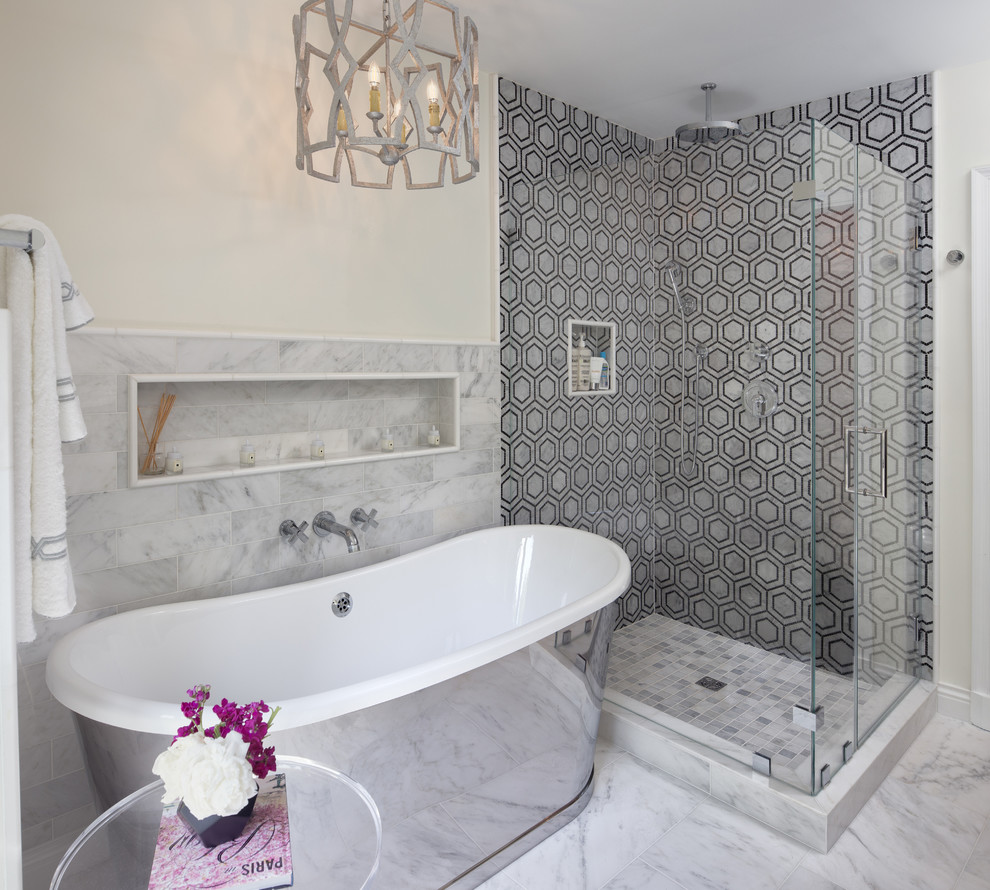 Klassisk inredning av ett en-suite badrum, med ett fristående badkar, en hörndusch, svart och vit kakel, beige väggar, vitt golv och dusch med gångjärnsdörr