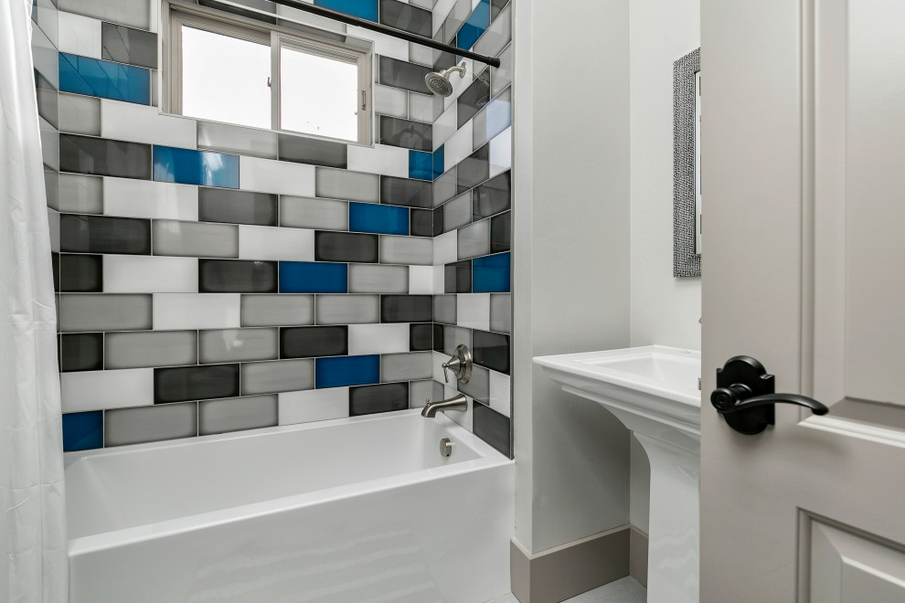 Источник вдохновения для домашнего уюта: ванная комната среднего размера в стиле неоклассика (современная классика) с ванной в нише, душем над ванной, разноцветной плиткой, плиткой кабанчик, серыми стенами, душевой кабиной, раковиной с пьедесталом и серым полом