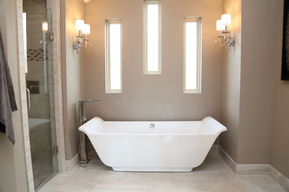 Источник вдохновения для домашнего уюта: большая главная ванная комната в стиле неоклассика (современная классика) с фасадами с филенкой типа жалюзи, белыми фасадами, черно-белой плиткой, серой плиткой, удлиненной плиткой, бежевыми стенами, накладной раковиной, столешницей из искусственного кварца, отдельно стоящей ванной, полом из керамогранита, раздельным унитазом и душем в нише