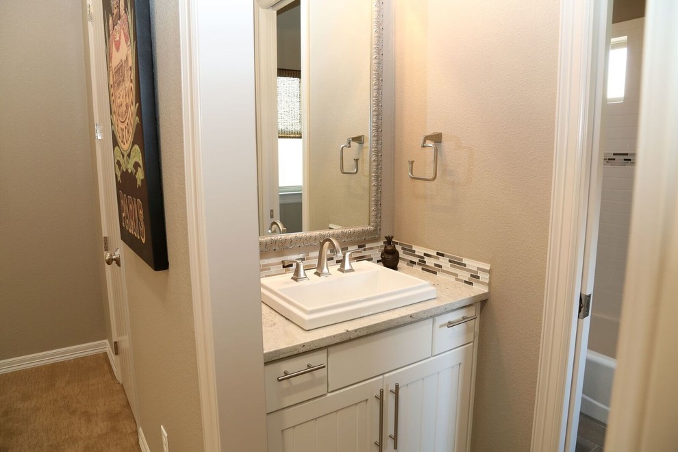 Exemple d'une petite salle d'eau chic avec un placard à porte persienne, des portes de placard blanches, une baignoire en alcôve, un combiné douche/baignoire, un carrelage noir et blanc, un carrelage gris, des carreaux en allumettes, un mur beige, un sol en vinyl, un lavabo posé et un plan de toilette en quartz modifié.
