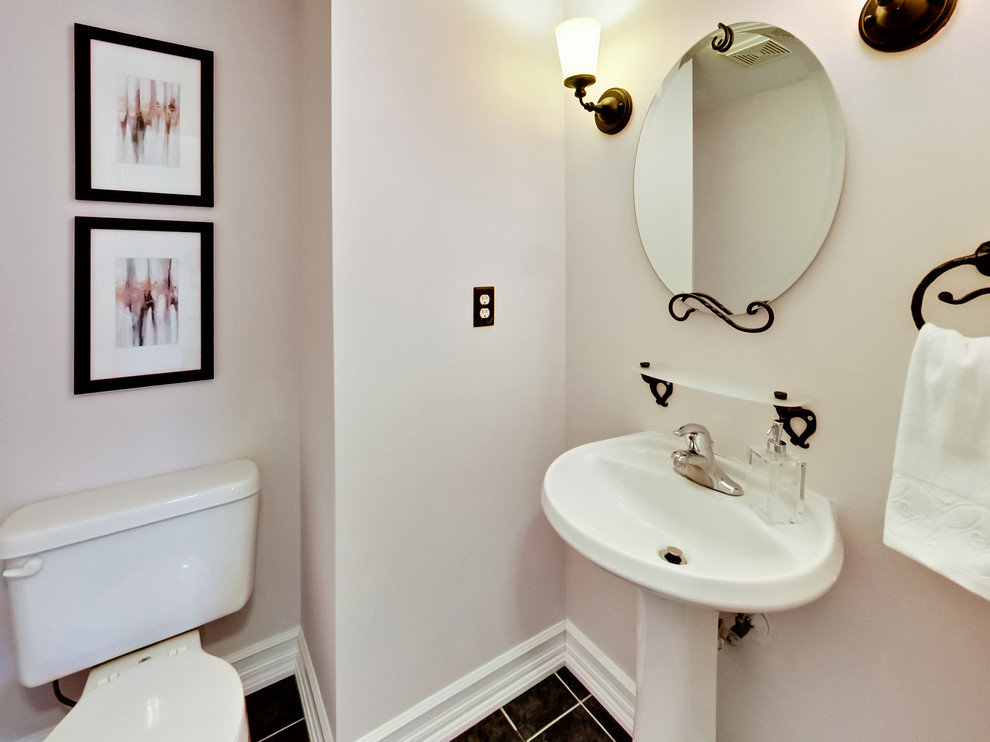 トロントにあるお手頃価格の中くらいなトランジショナルスタイルのおしゃれなバスルーム (浴槽なし) (分離型トイレ、ピンクの壁、スレートの床、ペデスタルシンク、茶色い床) の写真