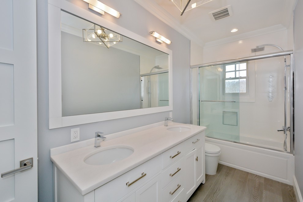 Exempel på ett stort klassiskt badrum med dusch, med släta luckor, en hörndusch, en toalettstol med hel cisternkåpa, vit kakel, porslinskakel, blå väggar, klinkergolv i keramik och ett nedsänkt handfat