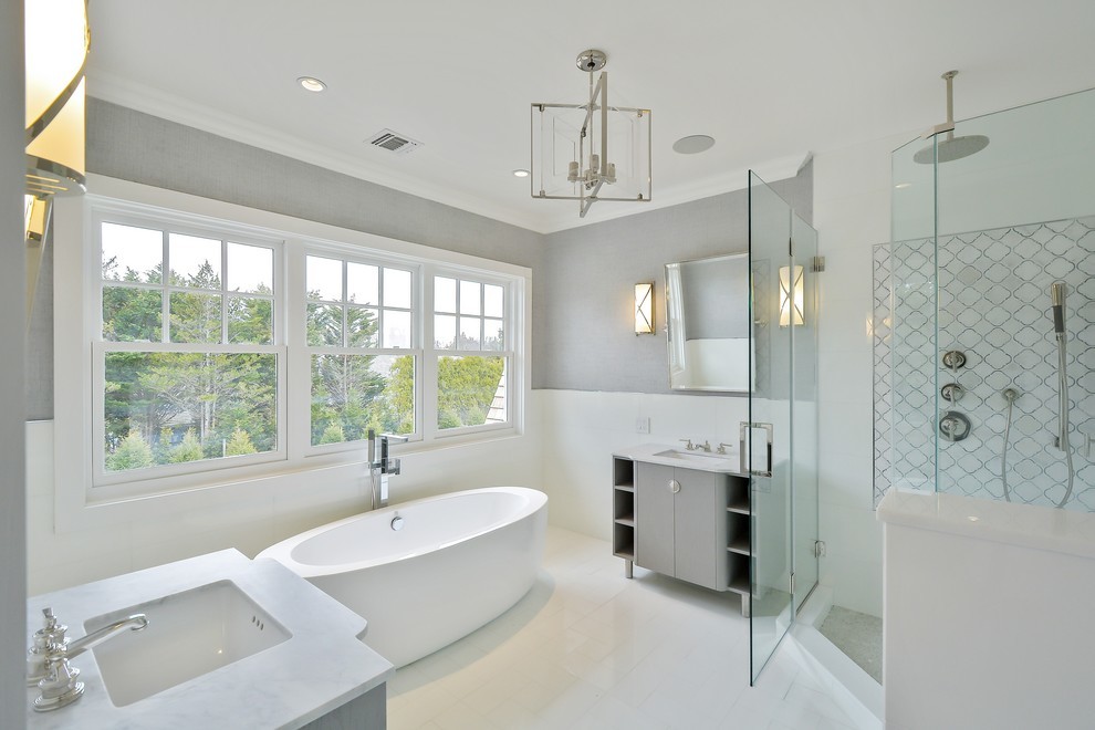 Imagen de cuarto de baño principal clásico con bañera exenta, ducha esquinera, baldosas y/o azulejos blancos, baldosas y/o azulejos de porcelana, paredes grises, lavabo encastrado y encimera de mármol