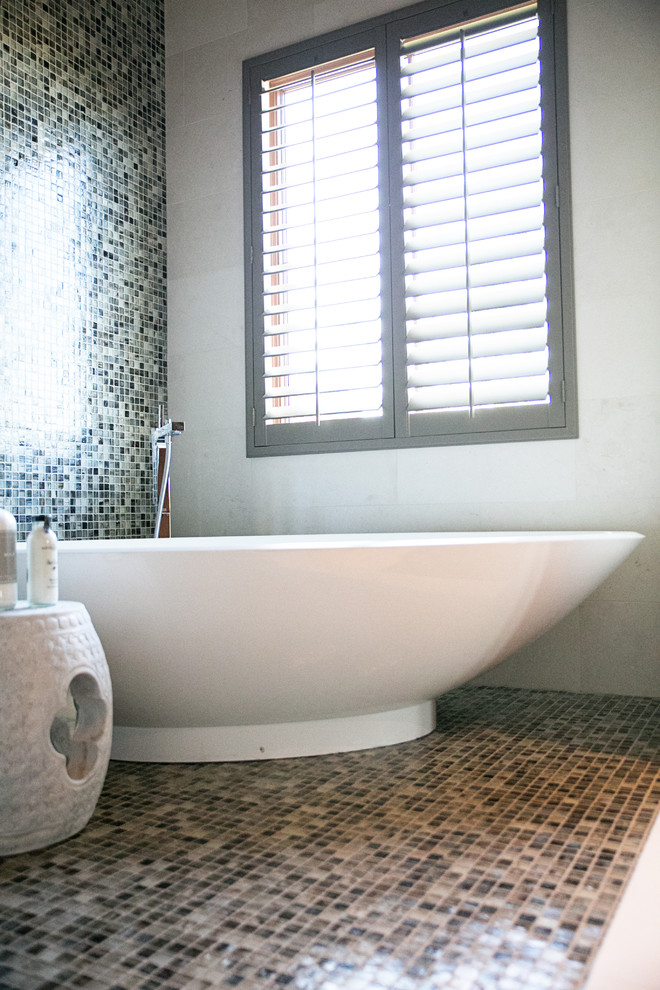 Пример оригинального дизайна: ванная комната в современном стиле с плоскими фасадами и темными деревянными фасадами
