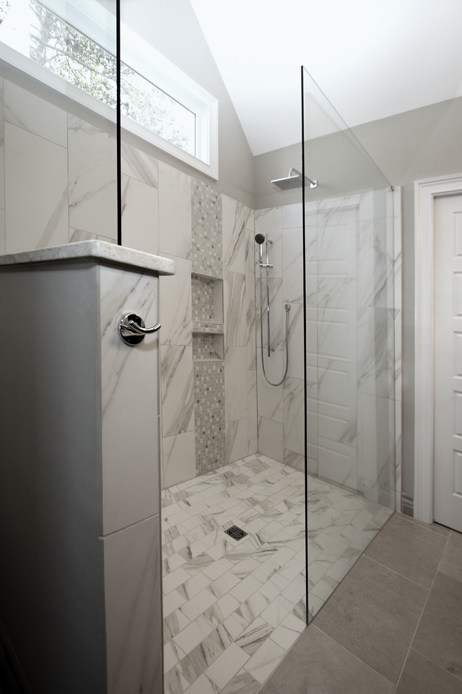Foto de cuarto de baño principal clásico renovado de tamaño medio con baldosas y/o azulejos blancos, baldosas y/o azulejos de porcelana, paredes grises y suelo de piedra caliza