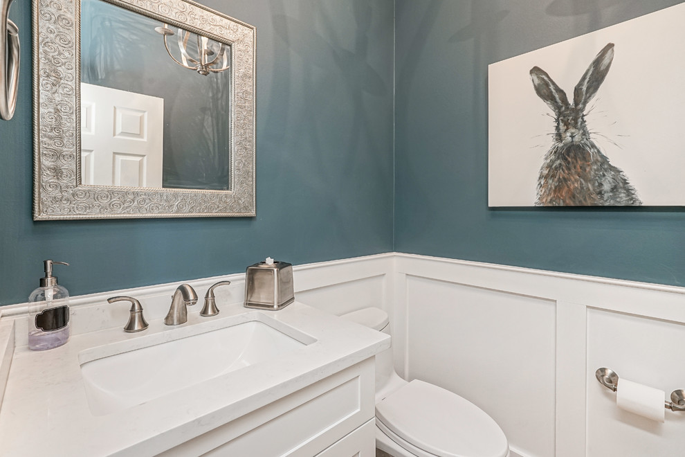 Ejemplo de cuarto de baño clásico renovado pequeño con puertas de armario blancas, baldosas y/o azulejos azules y encimeras blancas