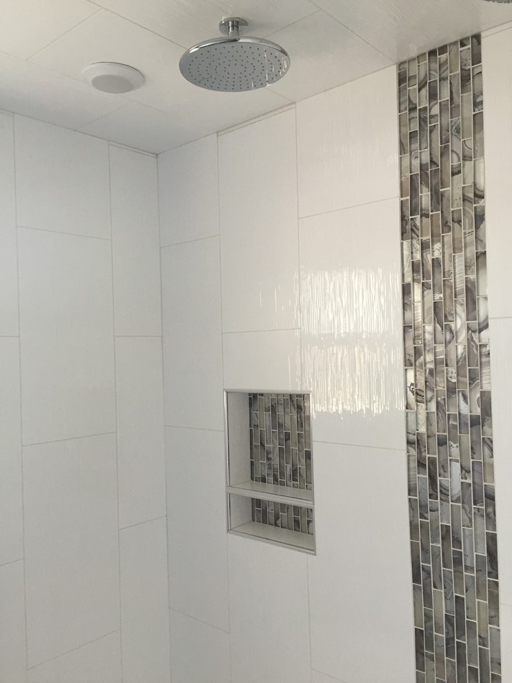 Immagine di una stanza da bagno chic con piastrelle multicolore, piastrelle bianche, piastrelle in gres porcellanato, vasca ad alcova, vasca/doccia e pareti bianche
