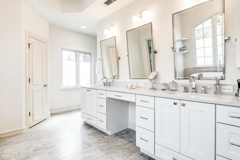 Источник вдохновения для домашнего уюта: большая ванная комната в стиле неоклассика (современная классика) с белыми фасадами, гидромассажной ванной, белыми стенами и накладной раковиной