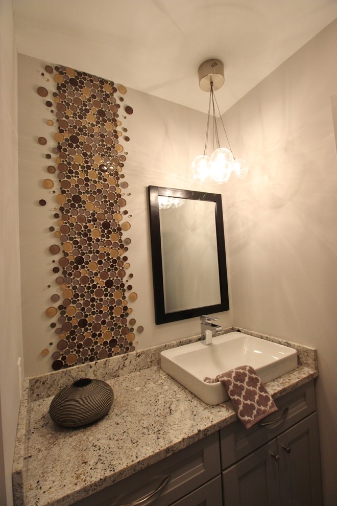Idée de décoration pour une salle d'eau tradition de taille moyenne avec des portes de placard grises, un plan de toilette en granite, un mur gris et parquet foncé.