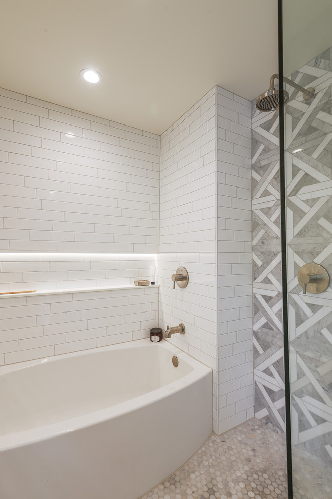 Пример оригинального дизайна: главная ванная комната в стиле неоклассика (современная классика) с фасадами с декоративным кантом, накладной ванной, открытым душем, белой плиткой, серыми стенами, полом из мозаичной плитки, врезной раковиной, мраморной столешницей, разноцветным полом, открытым душем и белой столешницей
